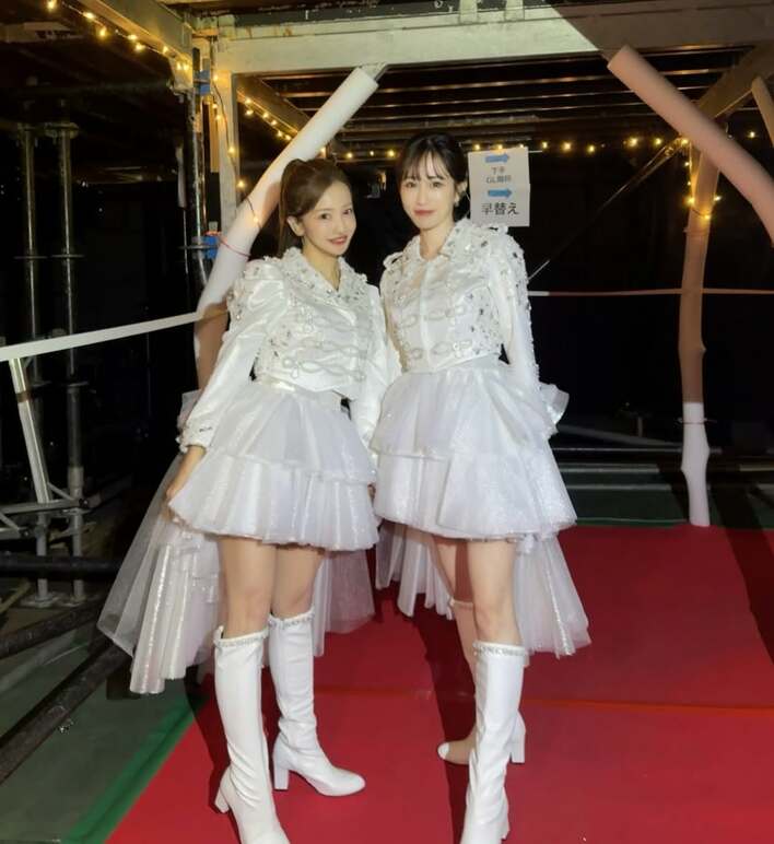 板野友美 前田敦子とミニスカ衣装でステージ下のショット披露！「あつ