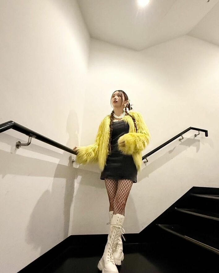 後藤真希 ミニ丈×ロングブーツ姿で輝く！サプライズ降臨したAKB48