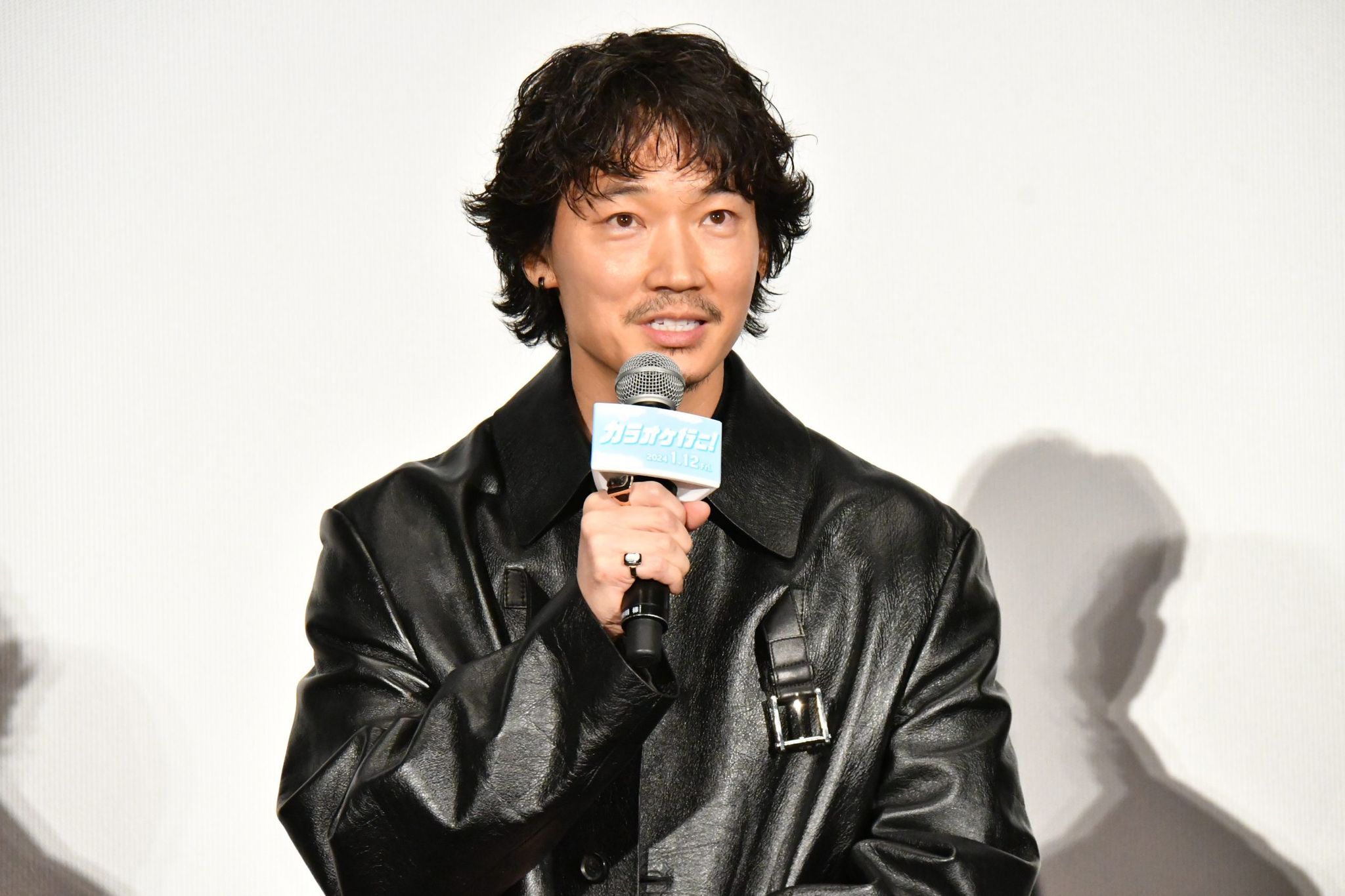 綾野剛 主演作でX JAPANの「紅」を熱唱！「全編、裏声で歌っています