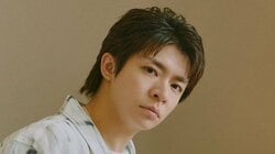 「どーなってるの？」岸優太 まるで“スタントマン”な宙に浮いた姿を公開！体幹の強さを感じる美しいジャンプに「体操選手並み」「身体能力がエグい」