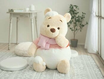 雪で真っ白になったプーさんがかわいすぎる！手袋やぬいぐるみなど心温まるふわもこアイテムがディズニーストアに勢揃い