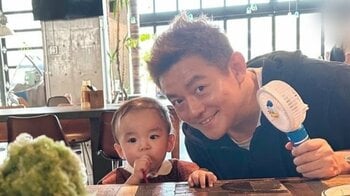 第2子妊娠中の蜂谷晏海 夫・井戸田潤＆長男“ベビバーグ”とかき氷ショット！「うわっ！う～んまっ♡」感動のあまり泣きそうな笑顔も「リアクション良い」