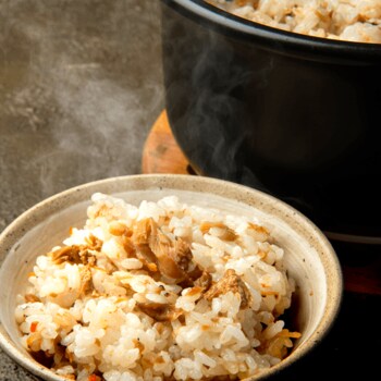 大分県のソウルフード「りゅうきゅう」を製造販売する絆屋が、クロダイを使ったりゅうきゅう味仕立てのまぜ飯の素『殿様くろ鯛まぜ飯の素』を2月より新発売