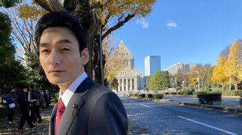 草彅剛が国会議事堂前で…「銀杏ふんじゃった」と“ワナワナ感”皆無の申告『罠の戦争』