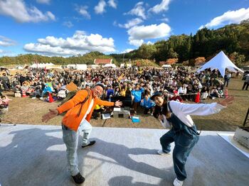 『西村キャンプ場』宿泊イベントに1000人が集合！西村瑞樹は、各テントを回り“火吹きサービス”
