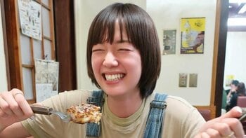「かなりの確率でおもしろ写真」佐藤栞里 自身“そっくり”な愛犬のかわいさ爆発ショット連発！幸せそうな表情まで“完全一致”した2人の姿に注目