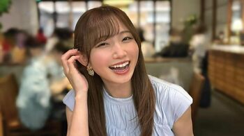 青山なぎさ　“彼女感あふれる”あざとかわいいショットを公開　ヒラリと揺れる春色ワンピで爽やかスマイル