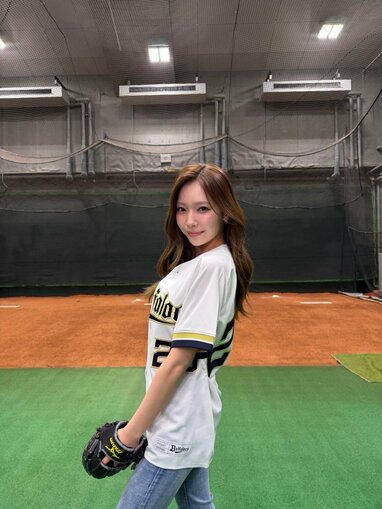 笑顔国宝級すぎる」NiziU・MAYUKA へそピきらめくユニフォーム姿を披露