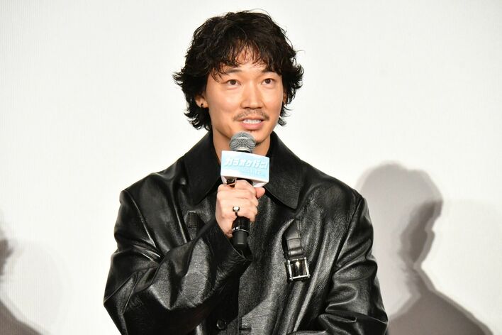 綾野剛 主演作でX JAPANの「紅」を熱唱！「全編、裏声で歌っています」