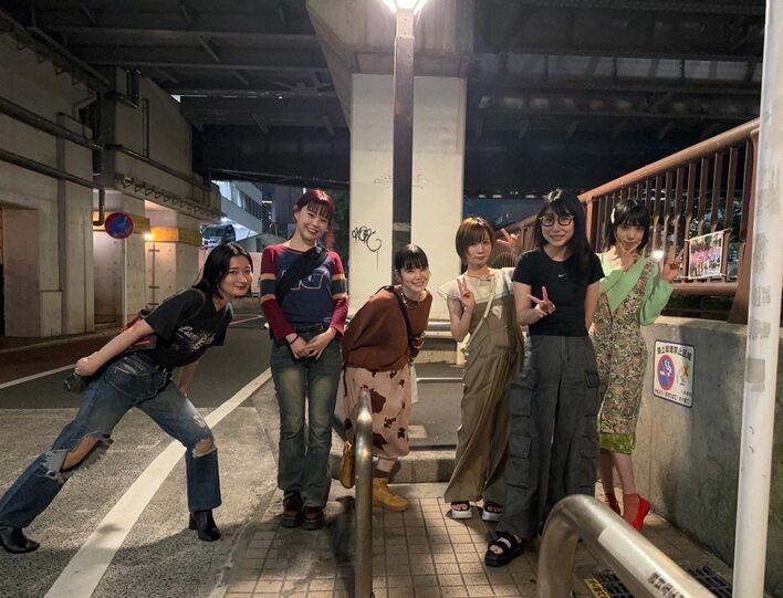 元BiSH 解散から1年ぶりに全員集結ショットを公開 笑顔を見せた