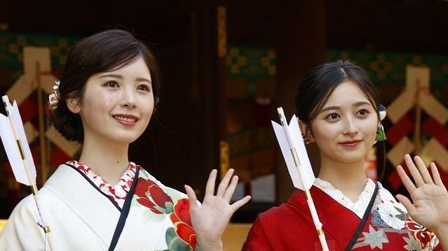 乃木坂46“にょろにょろ世代”誕生！新成人・井上和＆筒井あやめが晴れ着