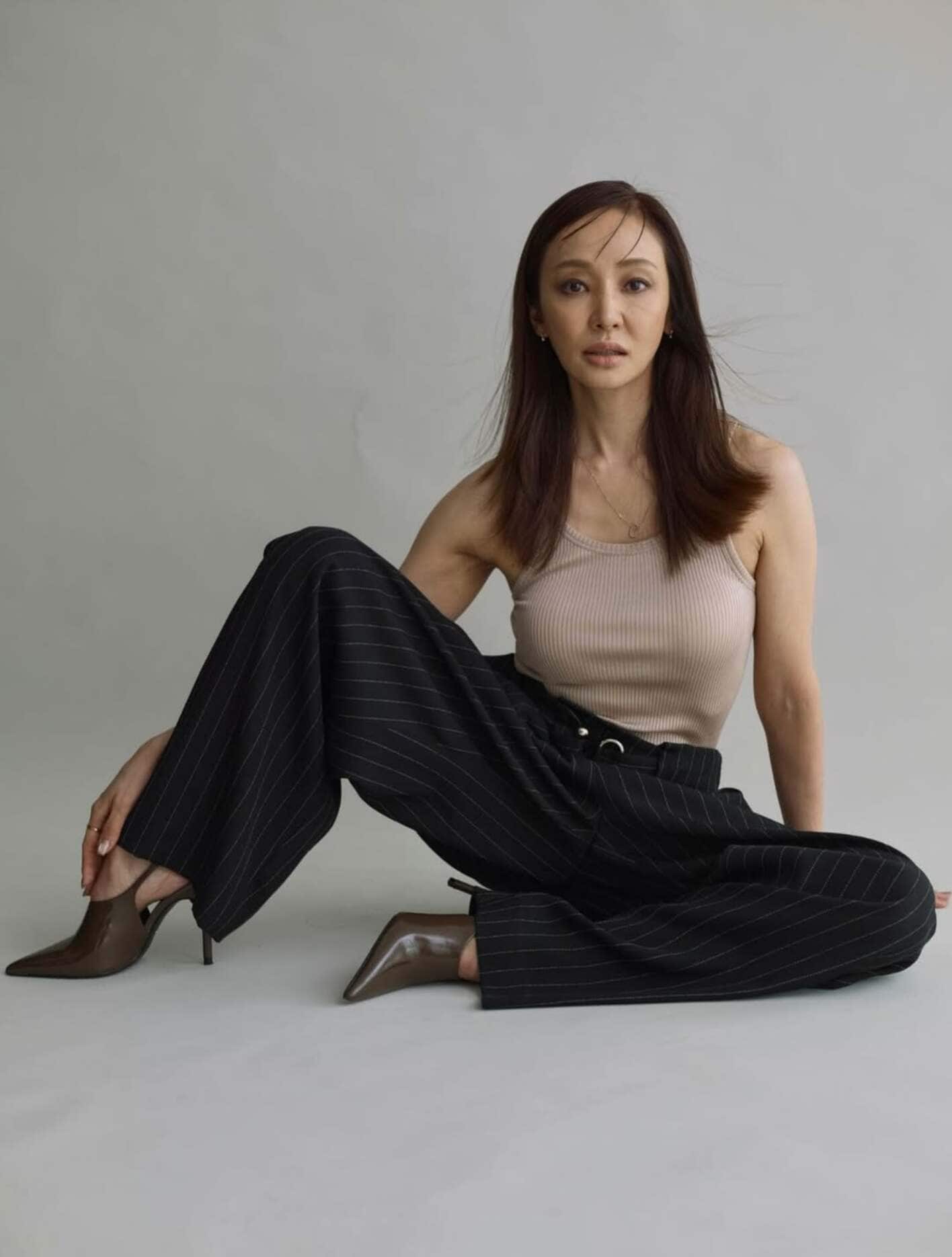 神田うの(51) 美スタイル際立つモデル姿を公開！タイトなタンクトップまといキレッキレポージング！スタッフも思わず「きれいだなぁ ...