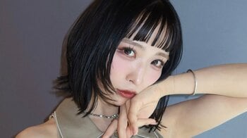 “ぱっつん前髪”が話題のAKB48小栗有以 イメチェン後初めてプライベートショット公開！夏らしい海辺ショットに「海とゆいゆいお似合いです」