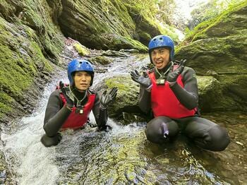 萩原利久 夏恒例の“濡れ髪”を披露！渓流や滝を登る“シャワークライミング”に挑む＆初体験のゴルフでは見事な空振りに苦笑