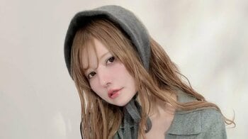 益若つばさ 「恋愛運も…」デコルテ際立つゆるっとセットアップ姿で”今後”に言及！無邪気な舌出しショットに「笑顔ほんと最高」「癒やされる」と反響