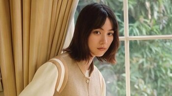 「彫刻の様な美しさ」のん 物思いにふける超絶クールな大人雰囲気 パンツスタイルのスタイリッシュコーデ披露 