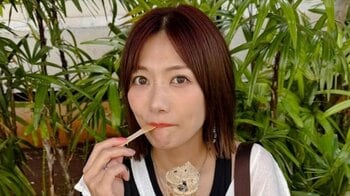 「服は着てます、一応。」宮澤佐江 ハワイでの美デコルテ際立つ大胆肌見せショットに「一瞬ドキッとした」と驚くファン続出