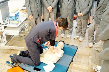 京都市の中学生40人が心肺蘇生を体験