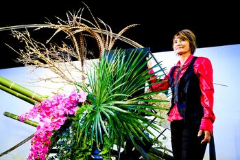 志穂美悦子さん、竹や胡蝶蘭でパフォーマンス「興奮と緊張で脈が…」