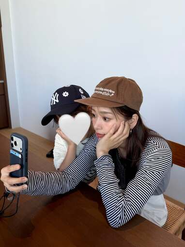 近藤千尋 娘と“姉妹みたい”なキャップコーデ披露！親子で体を寄せ合っ