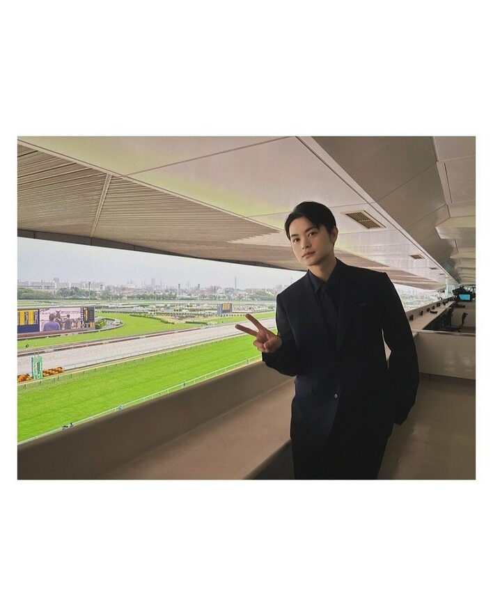 【画像】「本当に37歳だよな？」誕生日を迎えた瀬戸康史の大人の余裕を感じるモノクロ写真などを見る