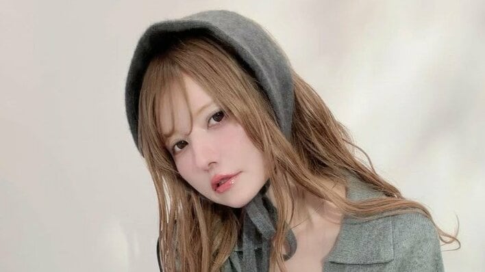 益若つばさ 「恋愛運も…」デコルテ際立つゆるっとセットアップ姿で”今後”に言及！無邪気な舌出しショットに「笑顔ほんと最高」「癒やされる」と反響