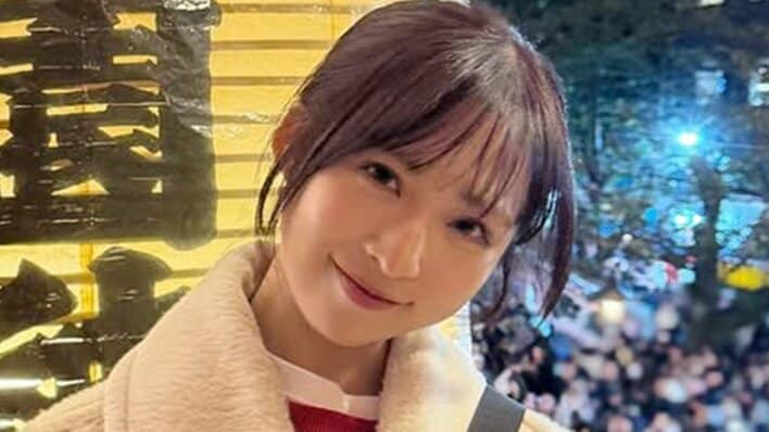 アイドルがお忍びで…小栗有以 人混みに紛れ『酉の市』楽しむショット披露！ミニ熊手を手にマスク姿「可愛さ隠せてない」「可愛すぎるよ！」と反響