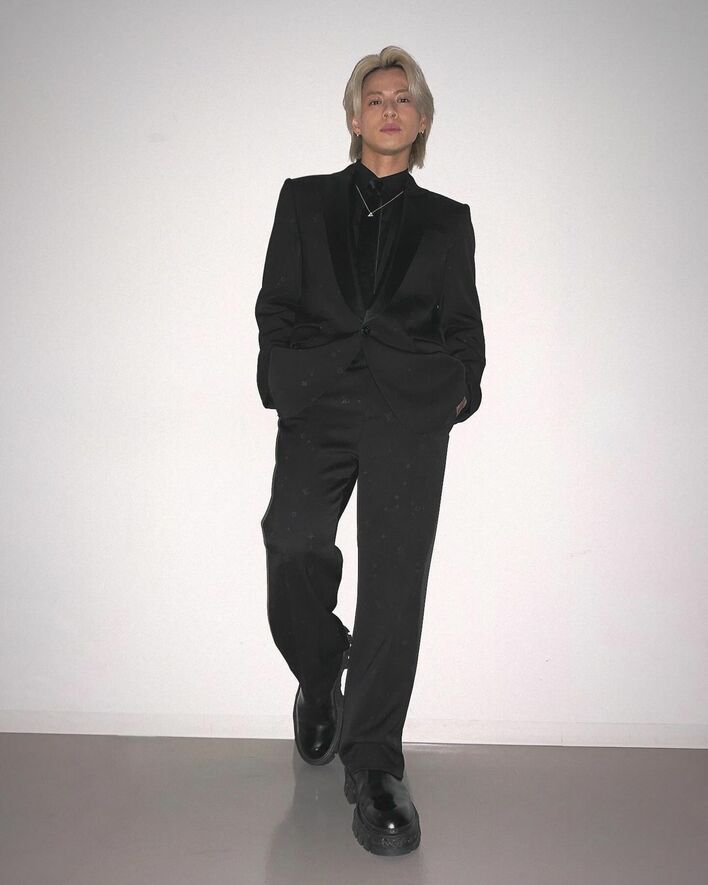 平野紫耀　等身大 平野紫耀 全身黒の「爆イケ」スーツ姿披露！ルイ・ヴィトンのシックな