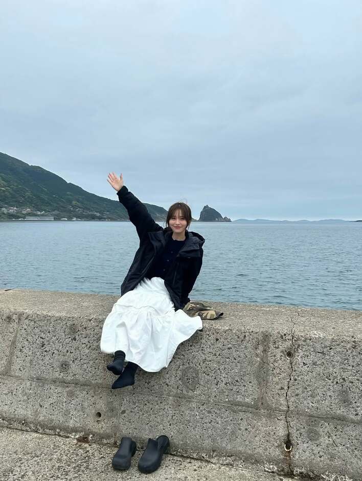 長濱ねる 故郷・五島列島で大自然を満喫！巨大イカにはしゃぐ姿やごろ