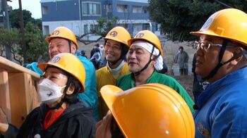 王国ファミリーがDIYでドッグラン作り！坂上忍の巨大おにぎりの差し入れに大喜び