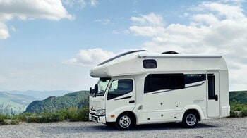 【ついに正式販売開始】圧倒的なプライベート空間を誇るリアエントランス仕様の最高級キャブコン「LIBERTY52REi」が2026年6月より販売！