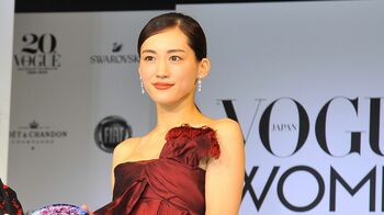 綾瀬はるか、杉咲花、松任谷由実ら 2019年に活躍した女性がドレッシーな装いで集合