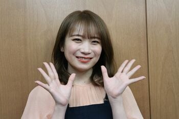 秋元真夏　ちいかわキャラ「カニちゃん」のおにぎりが入ったキャラクター弁当を公開　カニのカチューシャをつけたショットも