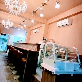 漫画ギャラリーカフェ「CAFEオカオカ」移転オープン