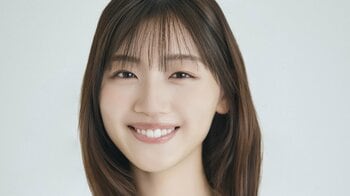 「ミャクミャク〜」元日向坂46 佐々木美玲 大阪万博へ 大屋根リングと夏の日差しがまぶしい！まるで写真集の爽やかショットを披露