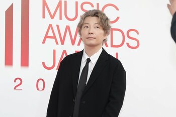 星野源 ピンクアッシュヘアにブラックスーツで登場！笑顔＆ピースで観客との交流を楽しむ【MAJ2026】