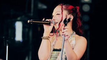 HANA ロッキンで新曲『BAD LOVE』初披露！CHIKA「まだ夏終わりたくないっちゃけどー！」デビュー曲『ROSE』も熱唱【ROCK IN JAPAN FESTIVAL 2025】