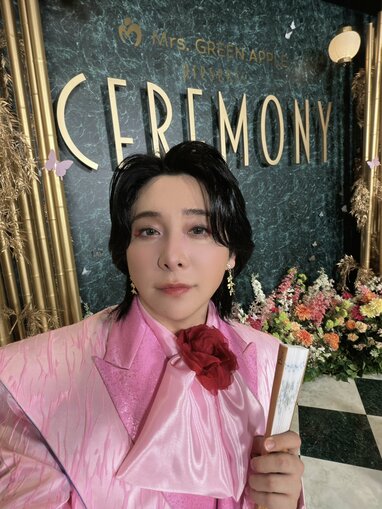 眉まで凝ってる！」ミセス・大森元貴 “赤鬼”藤澤涼架の超アップ写真を