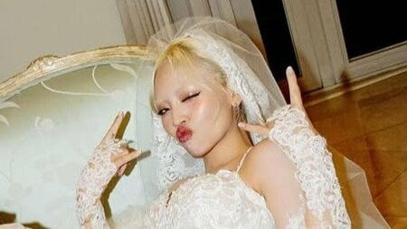 ちゃんみな ロングベールの上品なウエディングドレス姿を披露！結婚式でらしさ全開のはっちゃけポーズなどに「いいねがたりねえ」「スタイル良すぎる」