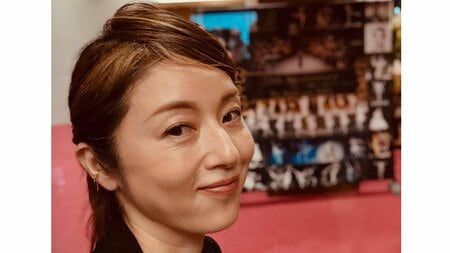高岡早紀 イメチェンで黒髪の新ヘアスタイル公開！上品な雰囲気漂うおしゃれショットに「秋らしい感じでイイ」