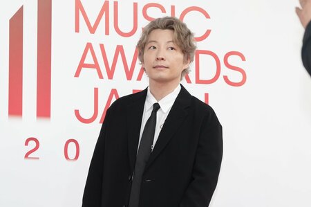 星野源 ピンクアッシュヘアにブラックスーツで登場！笑顔＆ピースで観客との交流を楽しむ【MAJ2026】