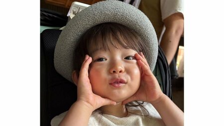 “犬の大乱闘”に動じない2歳女の子が話題！白熱する犬たちの隣で完全スルーを貫く大物の風格に「現代に降り立った釈迦」【激かわキッズ奇跡の瞬間】