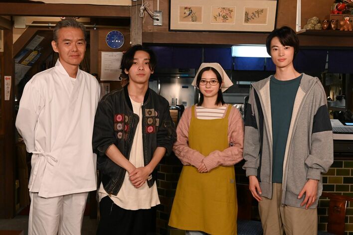 『あたりのキッチン！』主題歌を担当するざきのすけ。が撮影現場を訪問