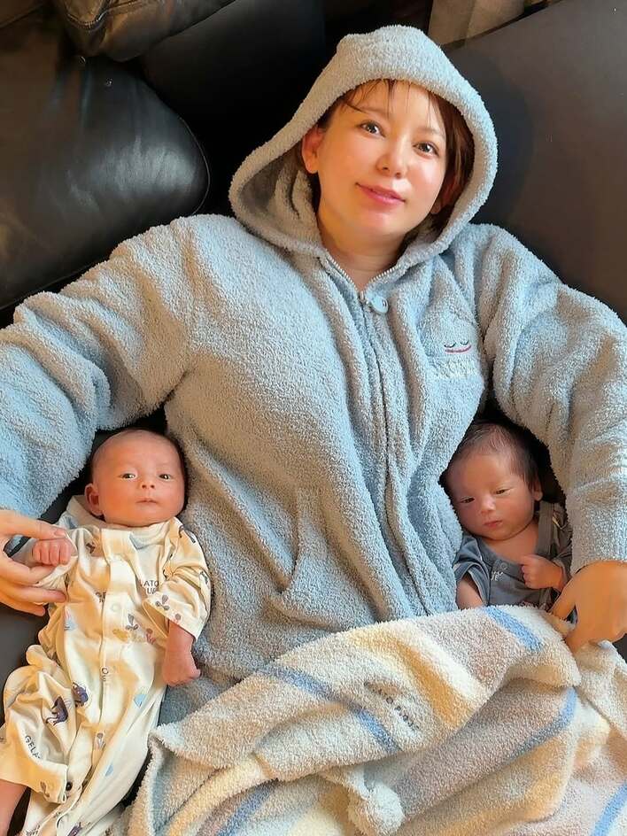 【画像12枚】「カメラ目線にきゅん」中川翔子が公開した双子の長男の満面の笑みや次男が挨拶ポーズをしている癒やしショットを見る