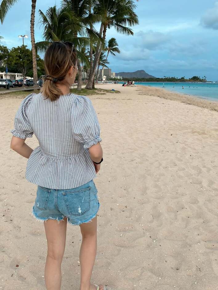 【画像10枚】「写真集を見てるよう」加藤あいが“貴重なショーパン姿”でハワイのビーチを散策する様子を見る