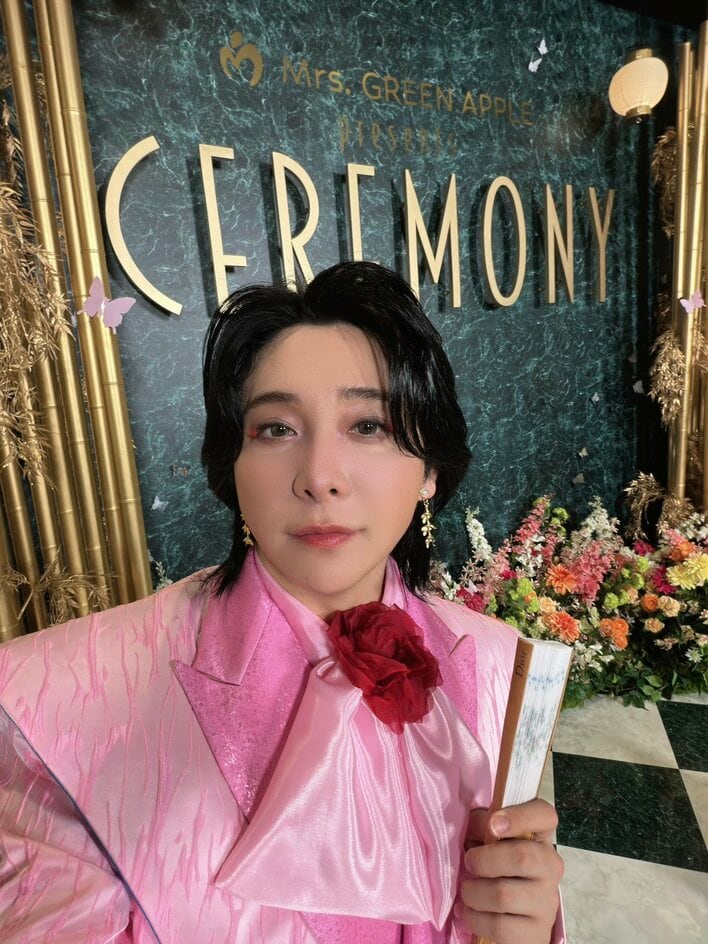 眉まで凝ってる！」ミセス・大森元貴 “赤鬼”藤澤涼架の超アップ写真を