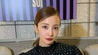 板野友美 ミニスカ×タイツで大きなサングラスをかけた姿に「ハリウッド女優みたい」と反響！クールなコーデでソファに座ったショットに「すごくエレガント」