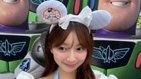 「ウエスト細すぎ」NiziU・MIIHI ディズニーで“スタイル抜群”おなか見せコーデ披露！同じポーズ決めた“バズまみれ”ショットに「天使がいる！」