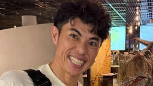 小島よしお 長男とおそろいTシャツで恐竜博物館を満喫！巨大な骨をジッと眺める親子の姿にほっこり「いいパパしてます」