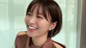 岡崎紗絵 ふんわり“萌え袖”カーディガン＆ニット帽の冬コーデ披露！色づく木々を背景にしたおでかけショットに「おしゃれすぎ」と反響